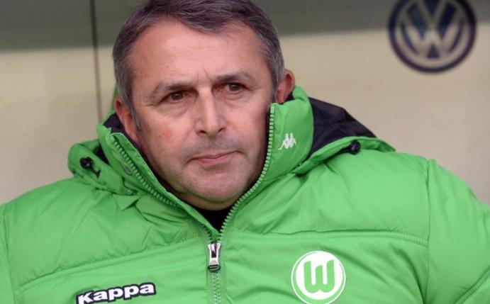 Wolfsburgs Manager Klaus Allofs ist von der Heftigkeit der VfL-Krise überrascht. Foto: Peter Steffen