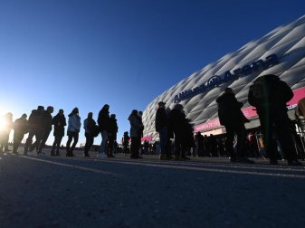 Die Fans stehen vor der Allianz Aren an. Foto: Sven Hoppe/dpa Die Fans stehen vor der Allianz Aren an. Foto: Sven Hoppe/dpa