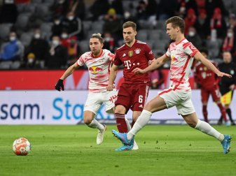 Leipzigs Kevin Kampl (l) und Mannschaftskamerad Leipzigs Dani Olmo (r) spielen neben Münchens Joshua Kimmich. Foto: Sven Hoppe/dpa