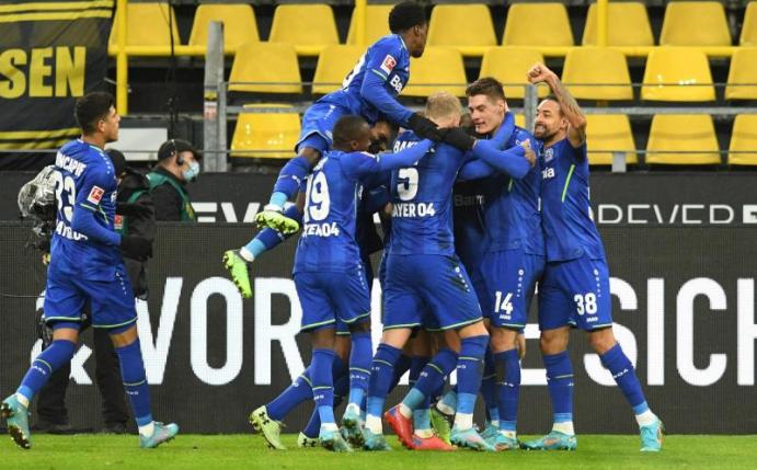 Die Leverkusener Spieler freuen sich über das zwischenzeitliche 3:1. Foto: Bernd Thissen/dpa