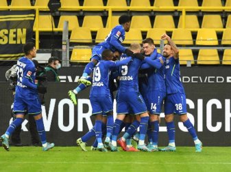 Die Leverkusener Spieler freuen sich über das zwischenzeitliche 3:1. Foto: Bernd Thissen/dpa Die Leverkusener Spieler freuen sich über das zwischenzeitliche 3:1. Foto: Bernd Thissen/dpa