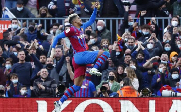 Ronald Araujo vom FC Barcelona jubelt über das Tor zum 3:1. Foto: Joan Monfort/AP/dpa