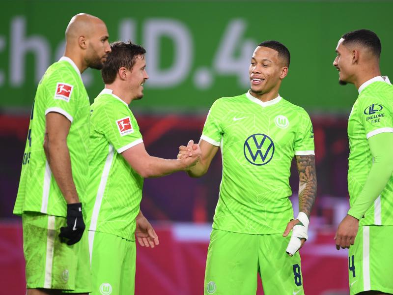 Wolfsburg-Neuzugang Max Kruse (2.v.l.) klatscht nach dem Treffer zum 2:1 mit Aster Vranckx ab. Foto: Swen Pförtner/dpa