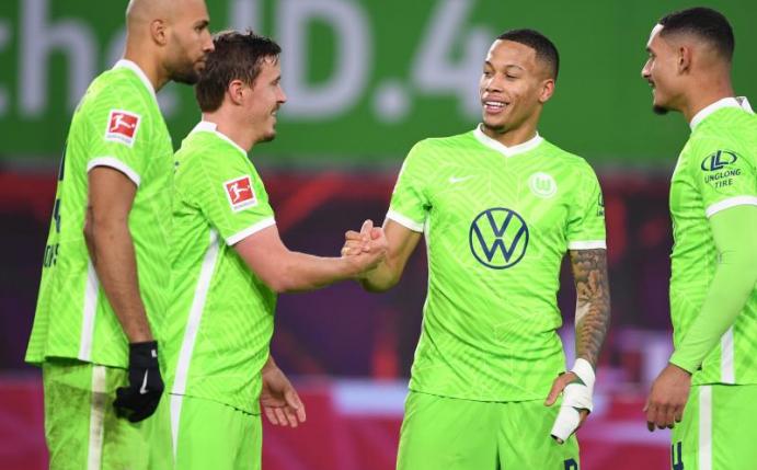 Wolfsburg-Neuzugang Max Kruse (2.v.l.) klatscht nach dem Treffer zum 2:1 mit Aster Vranckx ab. Foto: Swen Pförtner/dpa