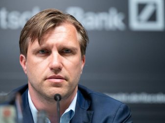 Der Sportvorstand von Eintracht Frankfurt, Markus Krösche, sieht Probleme durch die Zuschauer-Beschränkungen. Foto: Sebastian Gollnow/dpa Der Sportvorstand von Eintracht Frankfurt, Markus Krösche, sieht Probleme durch die Zuschauer-Beschränkungen. Foto: Sebastian Gollnow/dpa