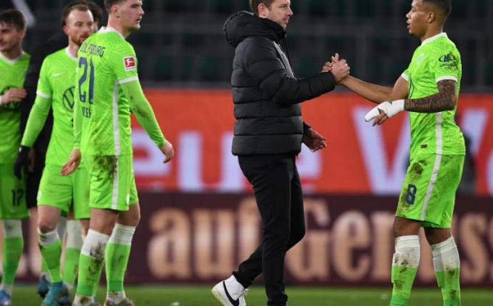 Wolfsburgs Trainer Florian Kohfeldt bedankt sich bei seinen Spielern. Foto: Swen Pförtner/dpa