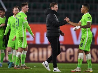 Wolfsburgs Trainer Florian Kohfeldt bedankt sich bei seinen Spielern. Foto: Swen Pförtner/dpa Wolfsburgs Trainer Florian Kohfeldt bedankt sich bei seinen Spielern. Foto: Swen Pförtner/dpa