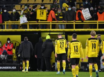 Nur zögerlich treten die BVB-Spieler nach der Niederlage im heimischen Stadion vor die Fans. Foto: Bernd Thissen/dpa