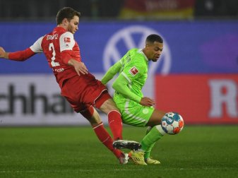 Wolfsburgs Lukas Nmecha (r) behauptet im Zweikampf gegen Kölns Benno Schmitz den Ball. Foto: Swen Pförtner/dpa Wolfsburgs Lukas Nmecha (r) behauptet im Zweikampf gegen Kölns Benno Schmitz den Ball. Foto: Swen Pförtner/dpa