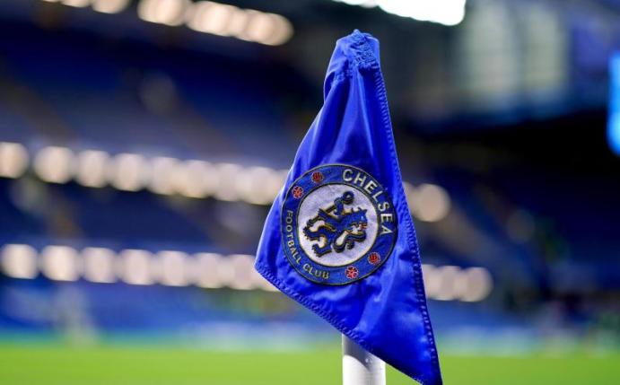 An der Stamford Bridge ist auf einer der Eckfahnen ein Logo des FC Chelsea zu sehen. Foto: John Walton/PA Wire/dpa