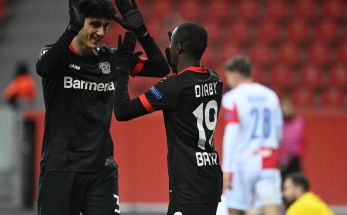 Leverkusens Mittelstürmer Emrehan Gedikli (l) wechselt zum türkischen Erstligisten Trabzonspor. Foto: Ina Fassbender/AFP/Pool/dpa