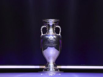 Der begehrte EM-Pokal: Italien möchte sich für die Austragung der Fußball-EM 2032 bewerben. Foto: Matthew Lewis/UEFA via Getty Images/dpa Der begehrte EM-Pokal: Italien möchte sich für die Austragung der Fußball-EM 2032 bewerben. Foto: Matthew Lewis/UEFA via Getty Images/dpa