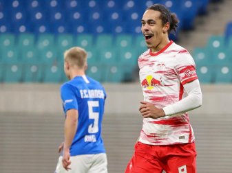 RB Leipzigs Spieler Yussuf Poulsen (r) lobt seinen Trainer Domenico Tedesco. Foto: Jan Woitas/dpa-Zentralbild/dpa