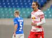 RB Leipzigs Spieler Yussuf Poulsen (r) lobt seinen Trainer Domenico Tedesco. Foto: Jan Woitas/dpa-Zentralbild/dpa