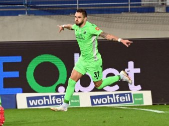 Pascal Testroet brachte Sandhausen in Karlsruhe in Führung. Foto: Uli Deck/dpa Pascal Testroet brachte Sandhausen in Karlsruhe in Führung. Foto: Uli Deck/dpa