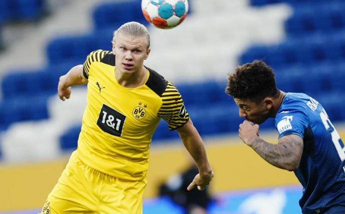 Erling Haaland (l) wird von internationalen Topclubs umworben. Foto: Uwe Anspach/dpa