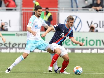 Verlängert seinen Vetrag in Kiel: Fin Bartels (r.)