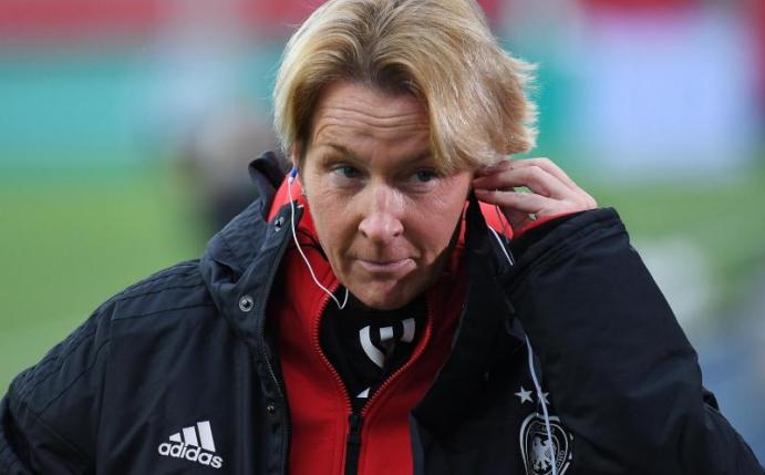 Wird während der EM mit den DFB-Frauen ein Hotel in Londons Stadtteil Brentford beziehen: Bundestrainerin Martina Voss-Tecklenburg. Foto: Swen Pförtner/dpa