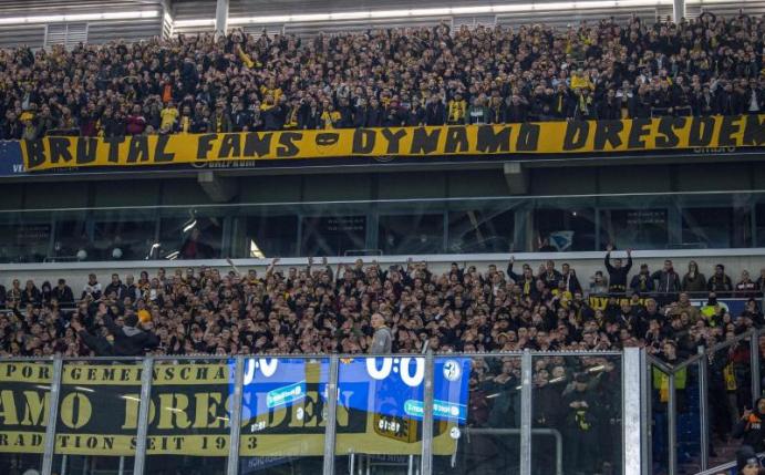Die Fans von Dynamo Dresden griffen nach DFB-Angaben beim Spiel gegen Schalke 04 im vergangenen Oktober Ordner an. Foto: David Inderlied/dpa