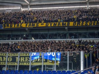 Die Fans von Dynamo Dresden griffen nach DFB-Angaben beim Spiel gegen Schalke 04 im vergangenen Oktober Ordner an. Foto: David Inderlied/dpa Die Fans von Dynamo Dresden griffen nach DFB-Angaben beim Spiel gegen Schalke 04 im vergangenen Oktober Ordner an. Foto: David Inderlied/dpa