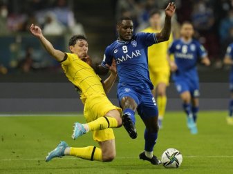 Chelseas Andreas Chistensen (l) kämpft mit Odion Ighalo von Al Hilal um den Ball. Foto: Hassan Ammar/AP/dpa Chelseas Andreas Chistensen (l) kämpft mit Odion Ighalo von Al Hilal um den Ball. Foto: Hassan Ammar/AP/dpa