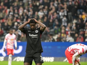 Frankfurts Ragnar Ache (l) schlägt die Hände über dem Kopf zusammen. Foto: Sebastian Gollnow/dpa Frankfurts Ragnar Ache (l) schlägt die Hände über dem Kopf zusammen. Foto: Sebastian Gollnow/dpa