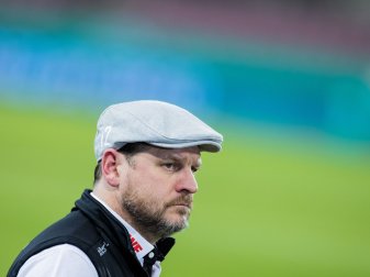 Cheftrainer Steffen Baumgart ist nach seiner einwöchigen Corona-Quarantäne auf den Trainingsplatz des 1. FC Köln zurückgekehrt. Cheftrainer Steffen Baumgart ist nach seiner einwöchigen Corona-Quarantäne auf den Trainingsplatz des 1. FC Köln zurückgekehrt.