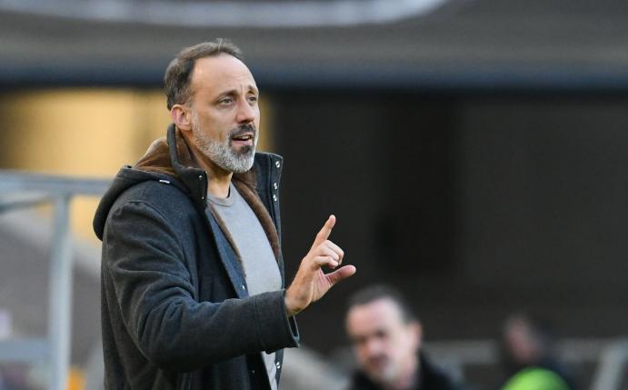 VfB-Trainer Pellegrino Matarazzo coacht seine Spieler von der Seitenlinie aus.