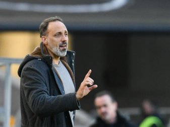 VfB-Trainer Pellegrino Matarazzo coacht seine Spieler von der Seitenlinie aus. VfB-Trainer Pellegrino Matarazzo coacht seine Spieler von der Seitenlinie aus.