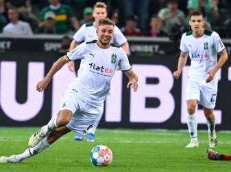 Mönchengladbachs Mittelfeldspieler Christoph Kramer rutscht auf dem Rasen aus. Mönchengladbachs Mittelfeldspieler Christoph Kramer rutscht auf dem Rasen aus.