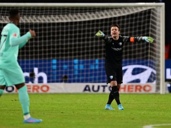 Bochums Torhüter Manuel Riemann (r) ist positiv auf das Coronavirus getestet worden. Bochums Torhüter Manuel Riemann (r) ist positiv auf das Coronavirus getestet worden.