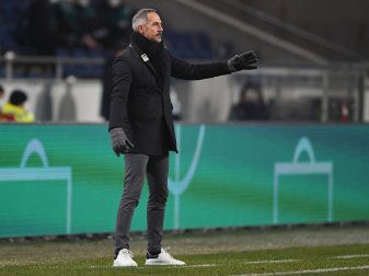 Gladbachs Trainer Adi Hütter veruscht von der Seitenlinie auf das Spiel seiner Mannschaft einzuwirken. Gladbachs Trainer Adi Hütter veruscht von der Seitenlinie auf das Spiel seiner Mannschaft einzuwirken.