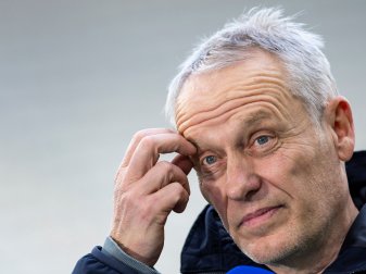 Steht einer Einführung von Playoffs in der Fußball-Bundesliga kritisch gegenüber: Freiburgs Trainer Christian Streich. Steht einer Einführung von Playoffs in der Fußball-Bundesliga kritisch gegenüber: Freiburgs Trainer Christian Streich.
