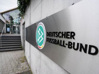 Das Logo des Deutschen Fußball-Bundes am Eingang der DFB-Zentrale in Frankfurt/Main. Das Logo des Deutschen Fußball-Bundes am Eingang der DFB-Zentrale in Frankfurt/Main.