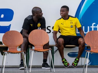 Otto Addo (l) im Gespräch mit BVB-Talent Youssoufa Moukoko. Otto Addo (l) im Gespräch mit BVB-Talent Youssoufa Moukoko.