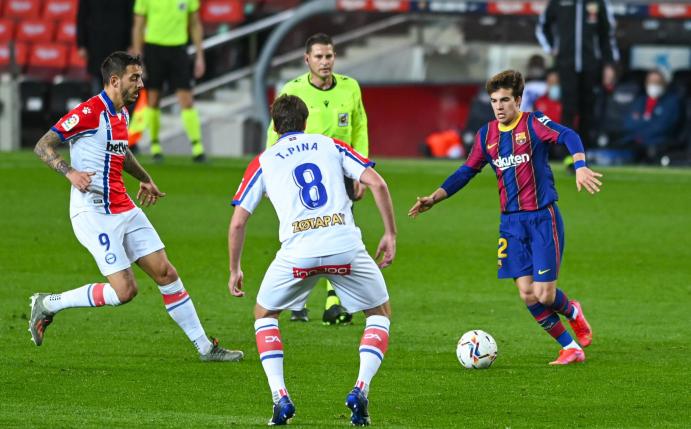 Barcelonas Riqui Puig (r).