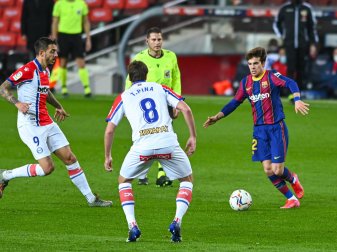 Barcelonas Riqui Puig (r).