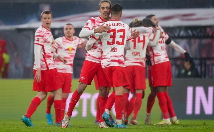 RB Leipzig will mit einem Sieg im direkten Duell am 1. FC Köln vorbeiziehen.