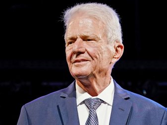 Hoffenheims Ex-Mäzen Hopp wurde von BVB-Fans auf Spruchbändern und in Sprechchören massiv beleidigt. Hoffenheims Ex-Mäzen Hopp wurde von BVB-Fans auf Spruchbändern und in Sprechchören massiv beleidigt.