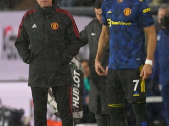 Ralf Rangnick (l) steht an der Seitenlinie, während Cristiano Ronaldo sich auf seinen Einsatz vorbereitet. Ralf Rangnick (l) steht an der Seitenlinie, während Cristiano Ronaldo sich auf seinen Einsatz vorbereitet.