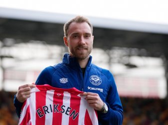 Brentfords dänischer Neuzugang Christian Eriksen hält bei seiner offiziellen Präsentation sein Trikot in den Händen. Brentfords dänischer Neuzugang Christian Eriksen hält bei seiner offiziellen Präsentation sein Trikot in den Händen.