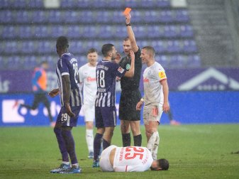 Schiedsrichter Florian Heft (M) zeigt Aues Soufiane Messeguem (2.v.l.) nach einem Foul in der 42. Minute die rote Karte. Schiedsrichter Florian Heft (M) zeigt Aues Soufiane Messeguem (2.v.l.) nach einem Foul in der 42. Minute die rote Karte.