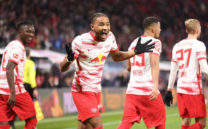 Leipzigs Christopher Nkunku (2.v.l) jubelt, nachdem er per Freistoß zum 1:0 getroffen hat.