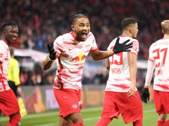Leipzigs Christopher Nkunku (2.v.l) jubelt, nachdem er per Freistoß zum 1:0 getroffen hat. Leipzigs Christopher Nkunku (2.v.l) jubelt, nachdem er per Freistoß zum 1:0 getroffen hat.