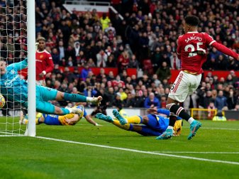 Jadon Sancho (r) traf für Manchester United zum 1:0.