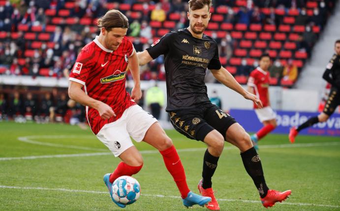 Freiburgs Lucas Höler im Duell mit Mainz Alexander Hack.