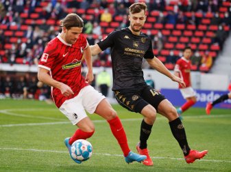 Freiburgs Lucas Höler im Duell mit Mainz Alexander Hack. Freiburgs Lucas Höler im Duell mit Mainz Alexander Hack.