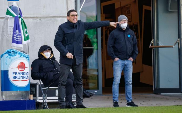 Hertha Trainer Tayfun Korkut (M) ermahnte die Mannschaft nach der Niederlage in Fürth.