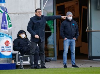 Hertha Trainer Tayfun Korkut (M) ermahnte die Mannschaft nach der Niederlage in Fürth. Hertha Trainer Tayfun Korkut (M) ermahnte die Mannschaft nach der Niederlage in Fürth.