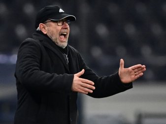 Union Berlins Trainer Urs Fischer gibt seiner Mannschaft Anweisungen. Union Berlins Trainer Urs Fischer gibt seiner Mannschaft Anweisungen.